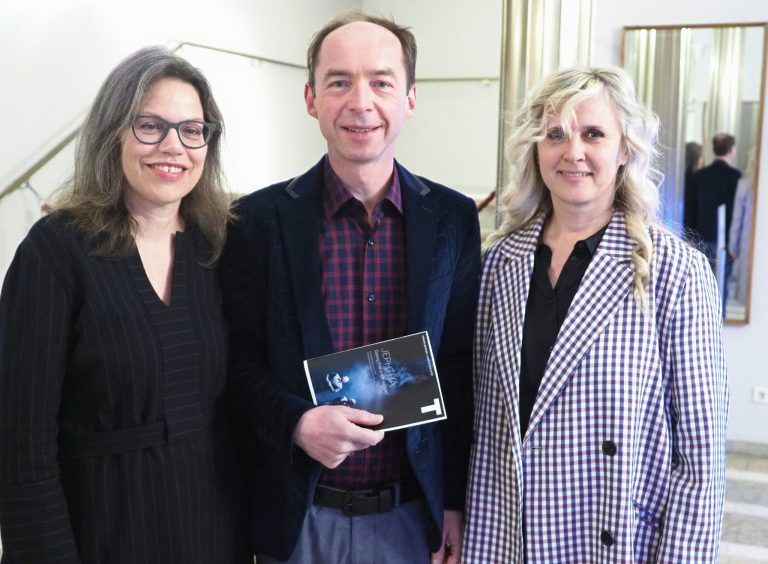 Dramaturgin Maren Zimmermann, Musikalischer Leiter und Dirigent Heinz Ferlesch sowie Lilli Löbl (Bregenzer Festspielchor). sie