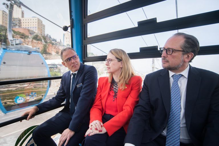 Doppelmayr-Projektleiter Thomas Nesler (l.) stellte den Ministern Schramböck und Schallenberg die Stadtseilbahn vor.BMEIA / Michael Gruber