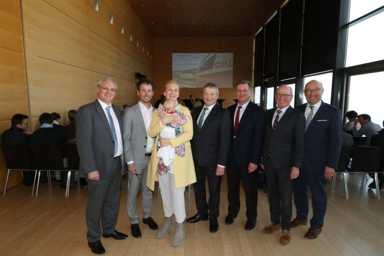 LT-Präsident Harald Sonderegger, Landesrat Daniel Zadra, Oberbürgermeisterin Claudia Alfons (Lindau) mit Tochter, IBK-Präsident Alfred Stricker, Staatssekretär Christian Bernreiter, Regierungsräte Fredy Fässler und Beat Tinner. ame
