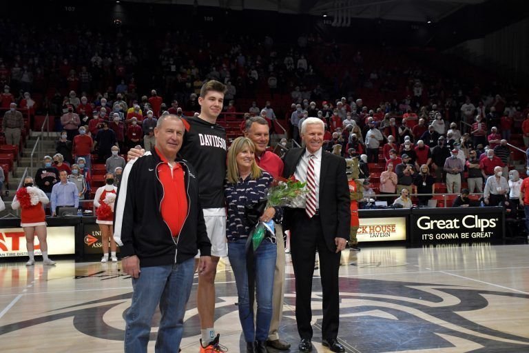 Ehrung für Luka Brajkovic am "Senior Day" 2022 bei den Davidson Wildcats. Rechts: Coach Bob McKillop. <span class="copyright">Weiss</span>