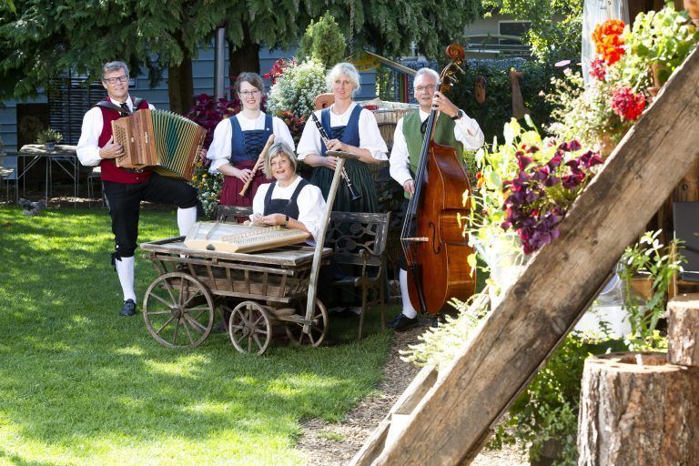 Bei der "Stubamusig" des Trachtenvereins Rankweil spielt er die steirische Harmonika. <span class="copyright">Dietmar Mathis</span>