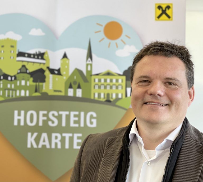 Thomas Schierle, Bürgermeister Gemeinde Schwarzach: „Schon jetzt staut es sich vom Kreisverkehr Nord bis hin zum Achraintunnel und die neu dazu gekommenen Fahrzeuge durch die Ansiedelung von Amazon werden unsere Ortszentren zusätzlich belasten und dadurch diese unattraktiver für die Kundinnen und Kunden machen."<br>