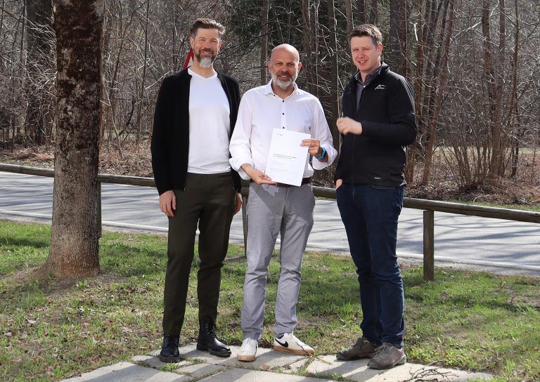 Forstfonds-Standesrepräsentant Jürgen Kuster und sein Stellvertreter, Josef Lechthaler, bei der Vertragsunterzeichnung mit Tree.ly-Geschäftsführer Jodok Batlogg.<span class="copyright">Stand Montafon</span>