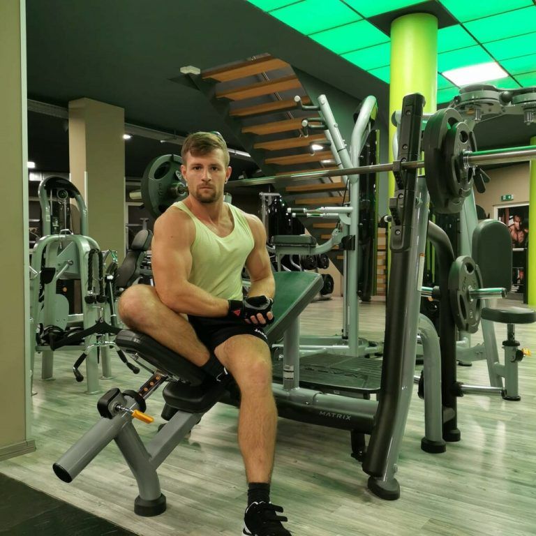 Alexander Lechthaler trainiert vier bis fünf Mal in der Woche im Fitnessstudio.