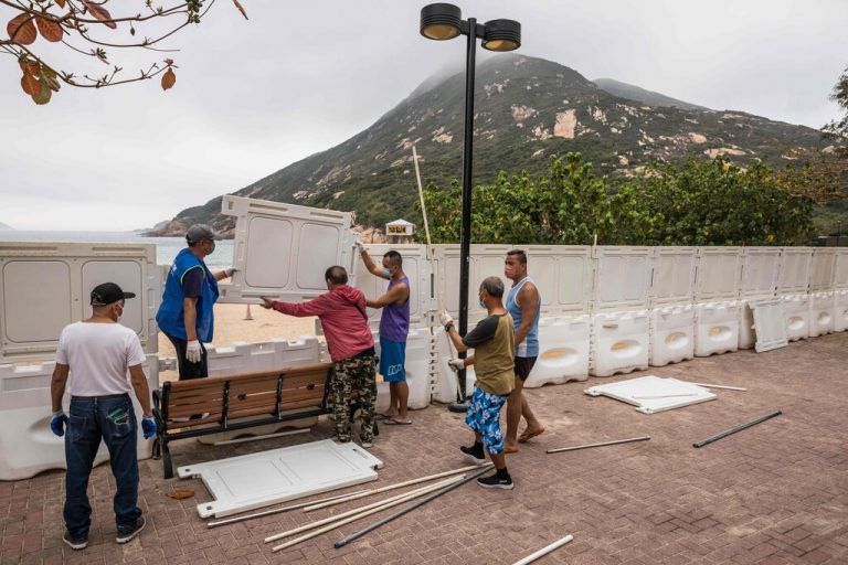 Als eine Corona-Vorsichtsmaßnahme werden in Hongkong die von der Stadtregierung verwalteten Strände von Donnerstag an geschlossen. AFP