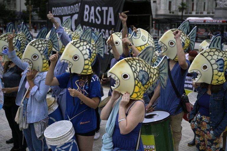 Als Fische verkleidet protestieren Mitglieder der Umweltorganisation Extinction Rebellion in Buenos Aires, Argentinien. AFP