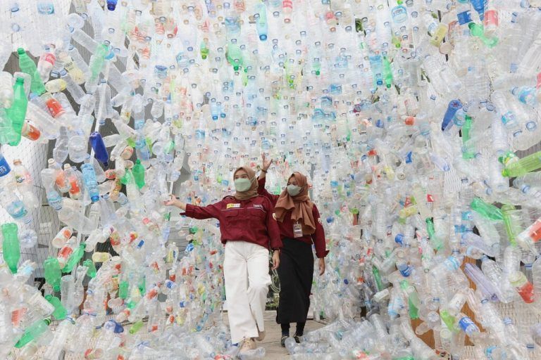 Am Weltwassertag betrachten Besucherinnen in Malang auf der Insel Java eine Kunstinstallation, bestehend aus Plastikflaschen. AFP