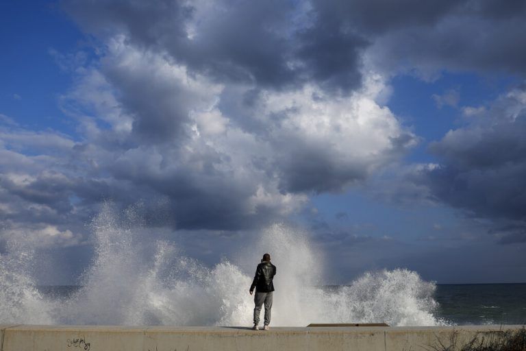 An der Promenade im libanesischen Beirut fotografiert ein Spaziergänger mit seinem Smartphone den Wellengang. AP