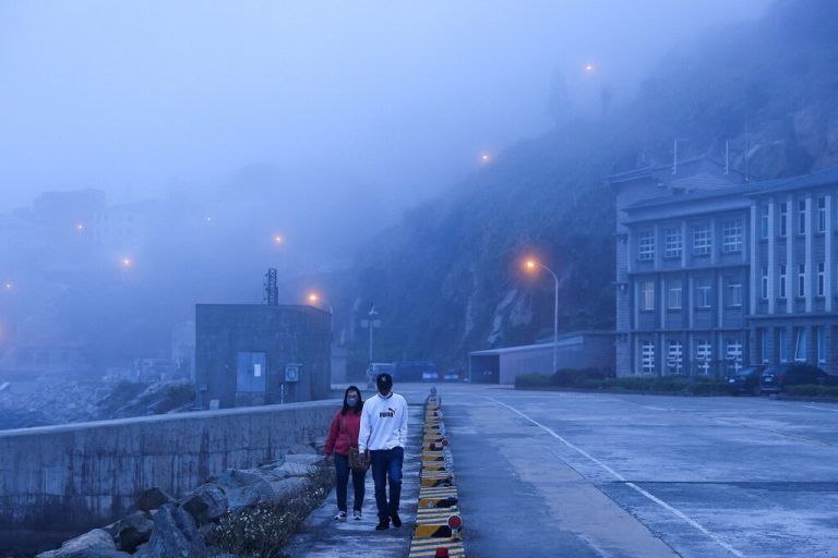 An einem nebligen Morgen spaziert ein Pärchen durch die Gemeinde Dongyin in Taiwan. ReutersReuters