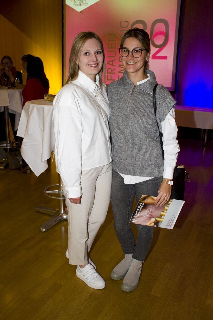 Anna-Lena Breuss (l.) und Alisa Klemens hörten aufmerksam zu.