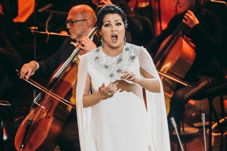 Anna Netrebko hat Auftritte abgesagt.