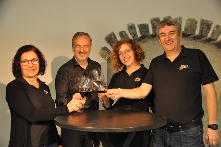 Annelies Fliri, Markus Heimgartner, Ulrike Schallert und Obmann Michael Tinkhauser vom Kellertheater Lampenfieber stoßen gemeinsam auf das neue Programm an.HAB