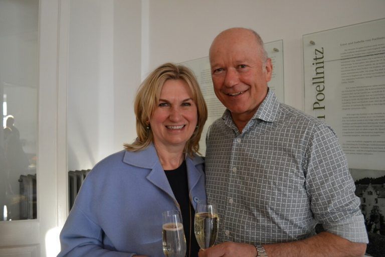 Apothekerin Petra Ertl-Vallaster mit Christian Ertl.