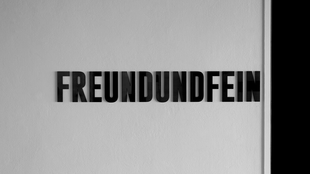 Statements und  subtile Aufforderung zu Gewaltlosigkeit