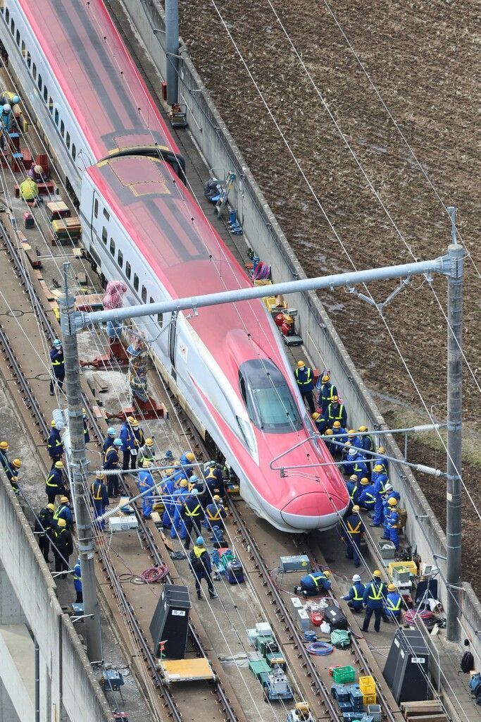 Arbeiter versuchen einen Hochgeschwindigkeitszug in Japan wieder auf Schiene zu bringen, nachdem ihn ein Erdbeben entgleisen ließ. AFP/Jiji Press