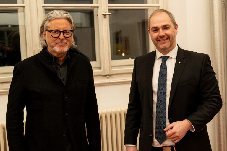 Architekt Ulf Hiessberger mit Vorstandsdirektor Daniel Mierer.