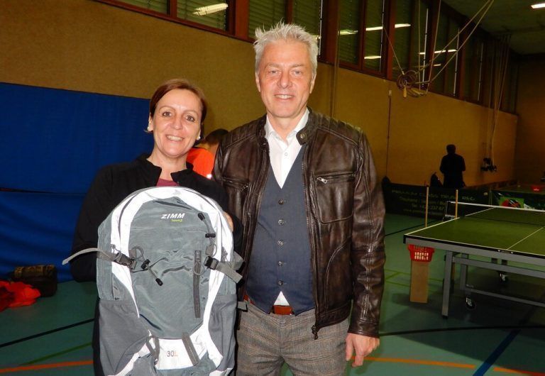 Auch die Trainerinnen freuten sich über einen neuen Rucksack inklusive Eisgutschein.cth (4)