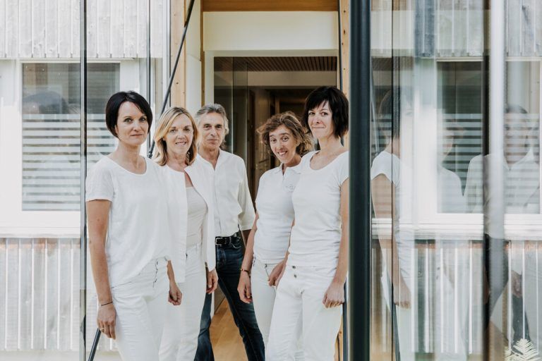 Auch in der Ordination ihres Vaters Rudolf ist Stephanie (2.v.r.) eine wertvolle und geschätzte Unterstützung.Angela Lampert