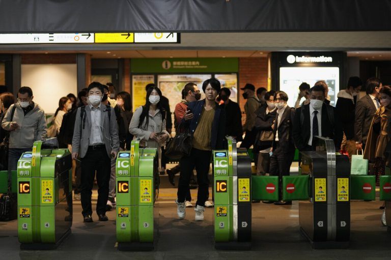 Auch in Tokio schwankten Gebäude beängstigend lange, zahlreiche Züge fielen aus.