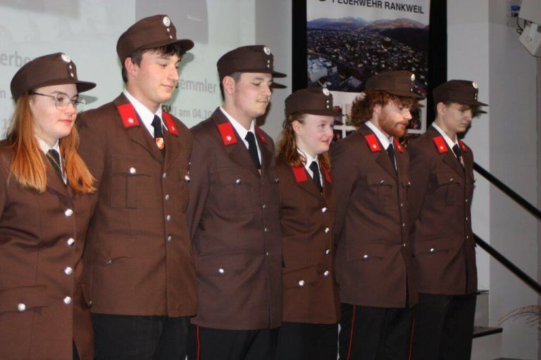 Auch mehrere junge Feuerwehrkameraden wurden bei der Jahreshauptversammlung angelobt und in den Aktivstand übernommen. <span class="copyright">VN/TK</span>