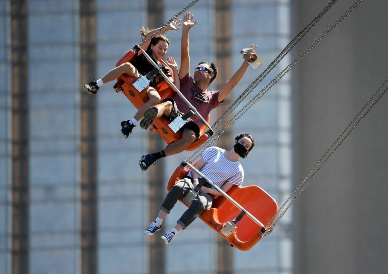 Auf einer Riesenschaukel genießen diese Menschen die Feierlichkeiten während des Moomba-Festivals im australischen Melbourne. AFP