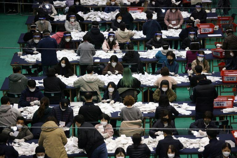 Beamte der Nationalen Wahlkommission zählen die Stimmzettel für die Präsidentschaftswahlen in Seoul (Südkorea) aus. Reuters