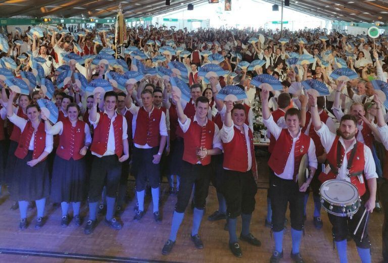 Bei der originellen Fächer-Werbung beim Bezirksmusikfest in Alberschwende ahnte noch niemand von der mehrjährigen Festverschiebung.