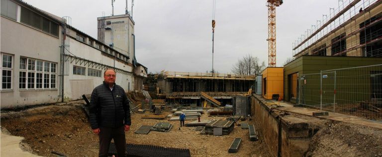 <p class="caption">Beim Lokalaugenschein erklärt Bgm. Rhomberg Erweiterungsmaßnahmen für das Sozialzentrum in Lauterach: Im Vordergrund die Tiefgaragenerweiterung, rechts die Aufstockung des Bestands, im Hintergrund der Neubautrakt. <span class="copyright">STP/2</span></p><p class="caption"/>