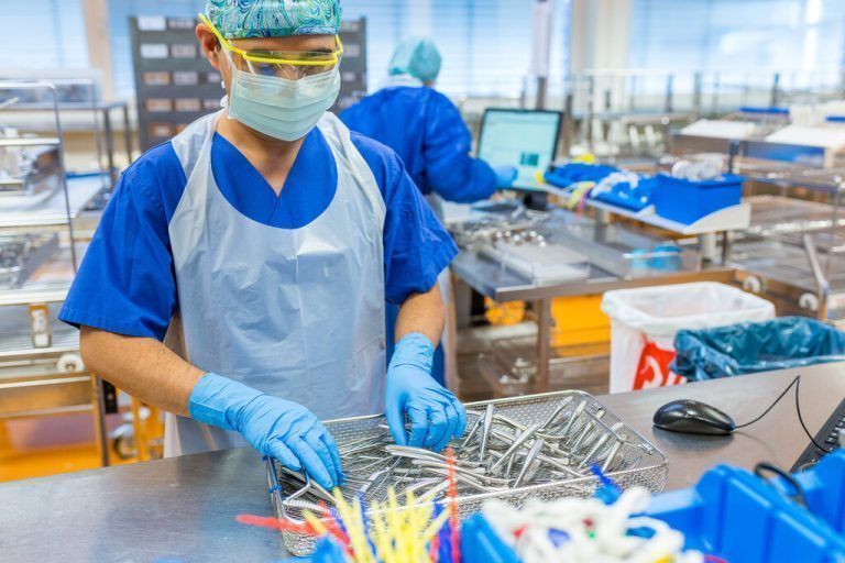 Beim Sterilisieren von Instrumenten ist Umsicht geboten.