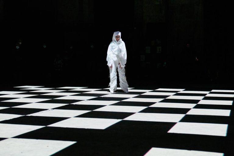 Bella Angora realisierte die Performance „Quadratur des Kreises“. Kunstraum/Kuzmanovic