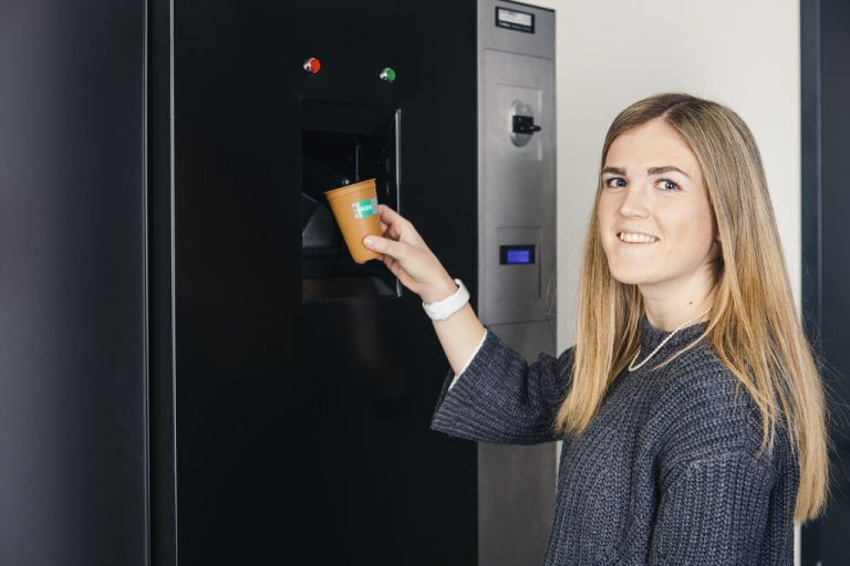 Benutzte Becher können unkompliziert zurückgegeben werden. Das Pfand wird je nach System ausbezahlt oder gutgeschrieben. fries