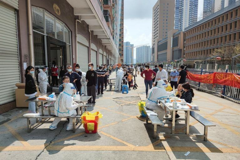 Bewohner der chinesischen Metropole Shenzhen werden auf das Coronavirus getestet. Dort wurde ein Lockdown verhängt. AFP