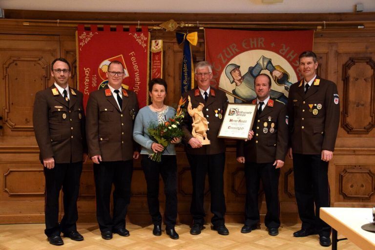Bezirksvertreter Florian Beiser, Vizekommandant Philipp Neyer, das neue Ehrenmitglied Werner Ganahl mit Ehefrau Judith, Kommandant Lukas Beck und Abschnitts-Feuerwehrkommandant Markus Greber.