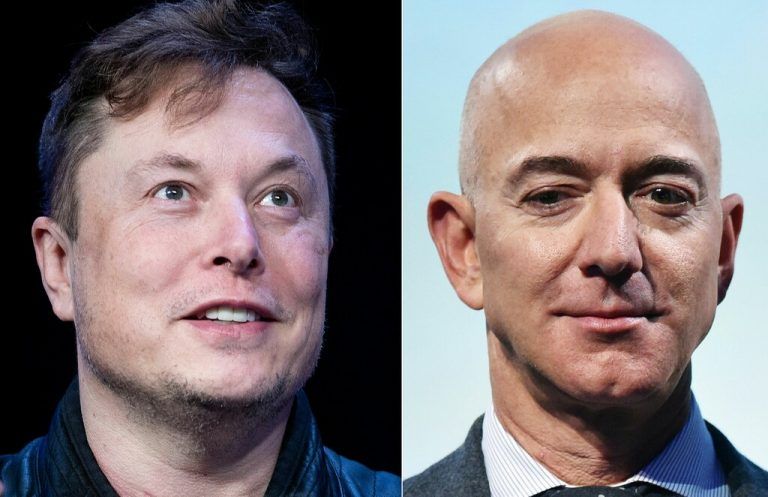 Bezos‘ Raumfahrtfirma Blue Origin hatte sich bei einer Mondlander-Ausschreibung der NASA nicht gegen die Konkurrenzfirma SpaceX von Elon Musk (l.) durchsetzen können. AFP