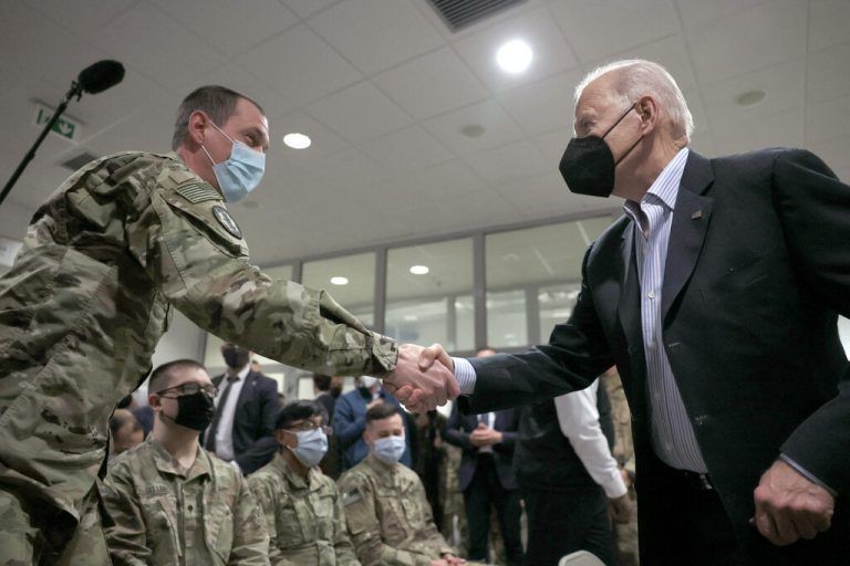 Biden traf US-Militärs der 82. Luftlandedivision nahe Rzeszow. Reuters