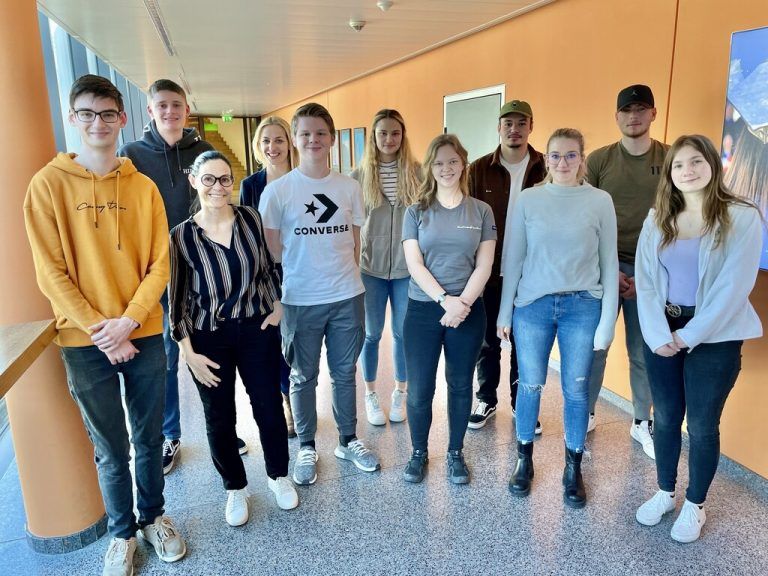 Botschafter Um Schülern die Vorteile der Lehrlingsausbildung näherzubringen, haben Wirtschaftskammer und Bifo die Initiative „Ausbildungsbotschafter“ ins Leben gerufen. Lehrlinge berichten dabei von ihren Erfahrungen bei der Berufswahl, geben Einblicke in den Lehralltag und beantworten wichtige Fragen. wkv