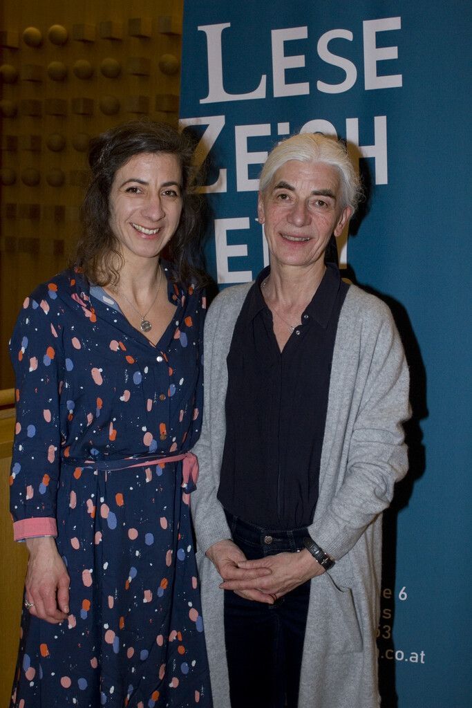 Buchexpertinnen Melanie Rüdisser-König (l.) und Cäcilia König (Lesezeichen).