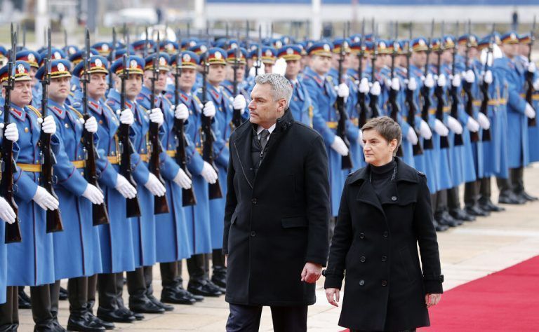 Bundeskanzler Karl Nehammer und die serbische Premierministerin Ana Brnabic bei der Begrüßung mit militärischen Ehren. APA/BKA/DRAGAN TATIC