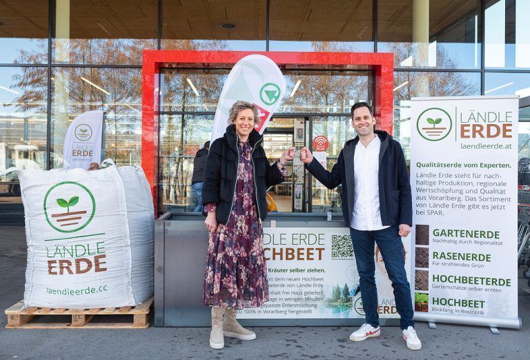 Carina Pollhammer (Spar) und Thomas Loacker (Loacker Recycling). spar