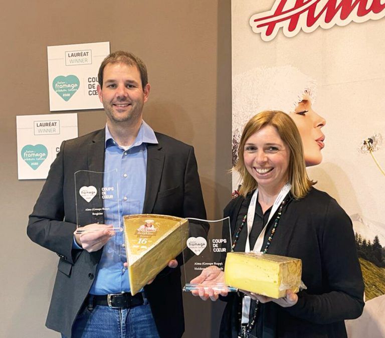 Christof Abbrederis und Simone Mader vom Käseproduzenten mit den ausgezeichneten Produkten und der begehrten Auszeichnung. FA