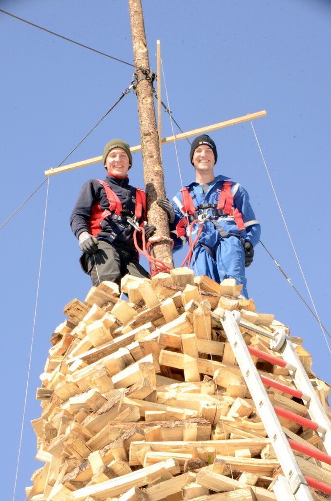 Daniel und Florian halfen beim Funkenbau in Wald a. A. mit.