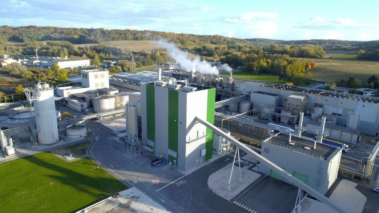 Das BERTSCHenergy-Kraftwerk in Grün-Silber befindet sich in Venizel und versorgt die Produktion mit Energie aus Abfällen des Papierrecyclings und Biomasse.