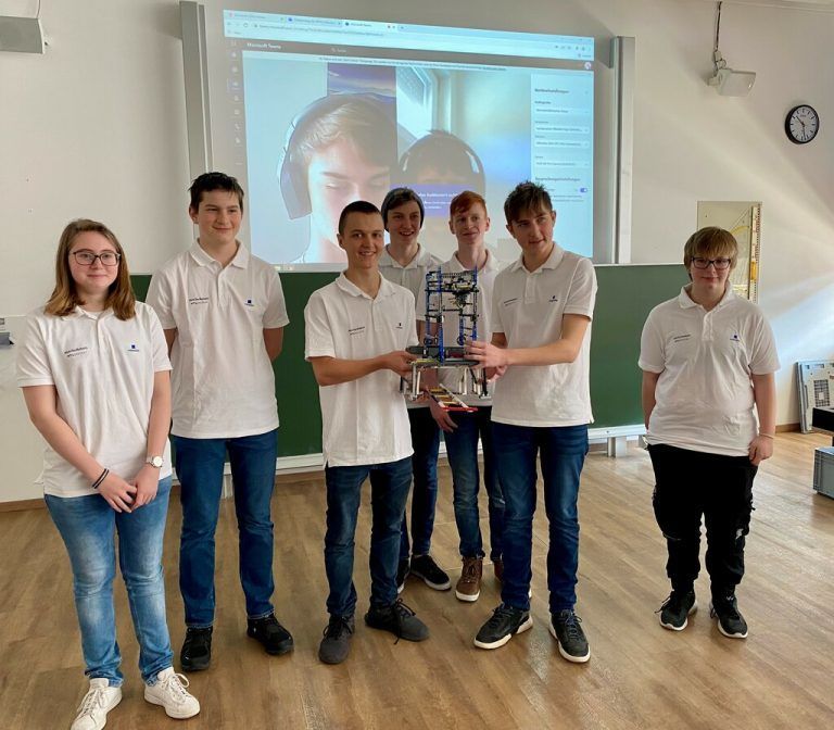 Das ekmTecRobots HTL Bregenz-Team präsentierte Forschungsprojekt teil-hybrid, damit auch die Covid-positiven Mitglieder dabeisein konnten. <span class="copyright">htl Bregenz</span>