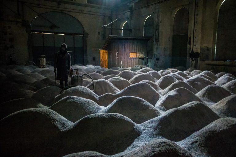 Das Environment, das der polnische Künstler Robert Kuśmirowski für den Kunstraum Dornbirn geschaffen hat, hat es in sich. VN/Steurer