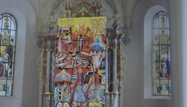 Das Fastentuch von Haselstauden verhüllt während der Fastenzeit den Altar der Wallfahrtskirche Maria Heimsuchung in Dornbirn.<span class="copyright">EH (2)</span>