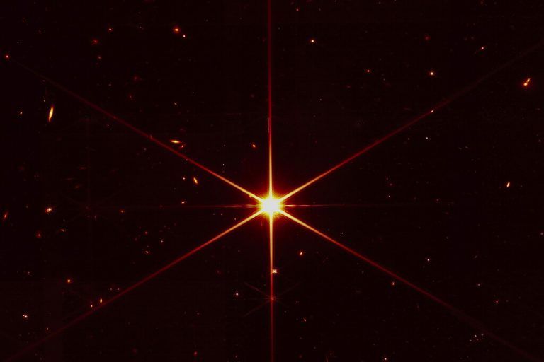Das von der Nasa veröffentlichte Testbild zeigt die stacheligen Strahlen eines Sterns.