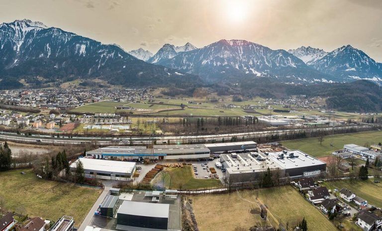 Das Werk III von Erne Fittings befindet sich am Ortsrand von Schlins.  erne