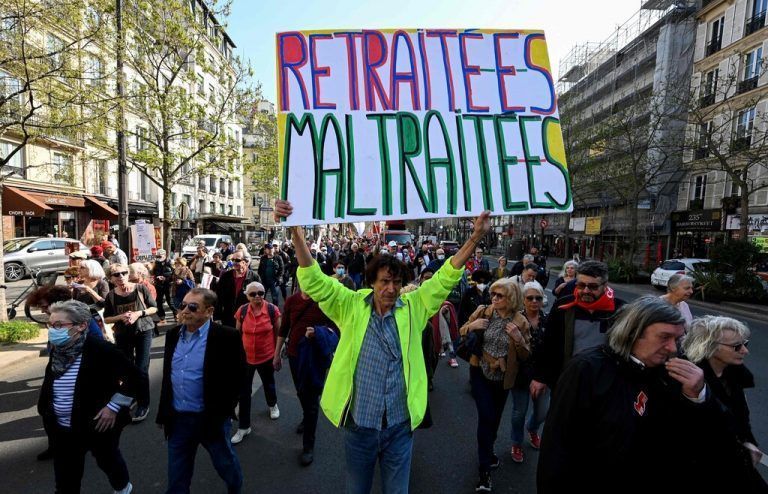 Demonstranten gehen in Paris, Frankreich für höhere Pensionen auf die Straße. AFP