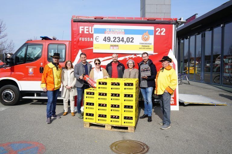 Den Abschluss der „Aktion Feuerschale“ bildete die Bekanntgabe der Spendensumme. Diese musste bei einem Gewinnspiel – Hauptpreis 30 Kisten Mohren Spezial – im Vorhinein geschätzt werden. Petra Meusburger aus Gaißau räumte den Hauptgewinn ab. <span class="copyright">D. Mathis</span>