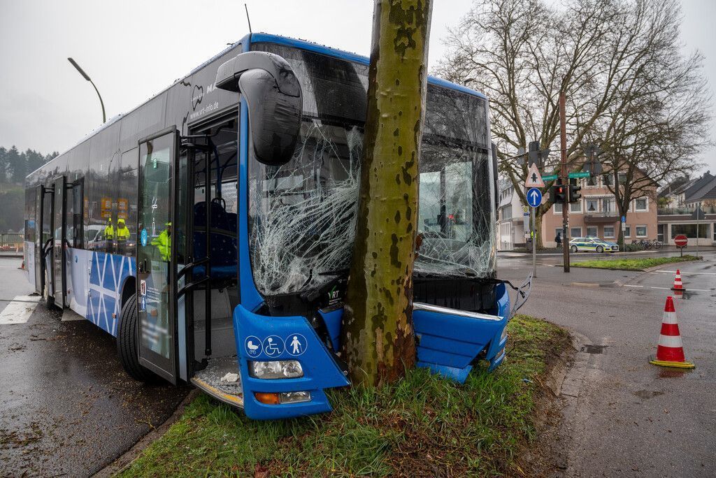 Schulbus in Trier verunglückt: 11 Schüler und Busfahrer verletzt